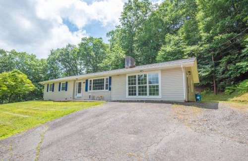 West Jefferson House | West Jefferson 3Bd- Hot Tub, Dogs Welcome, Fire Pit & More