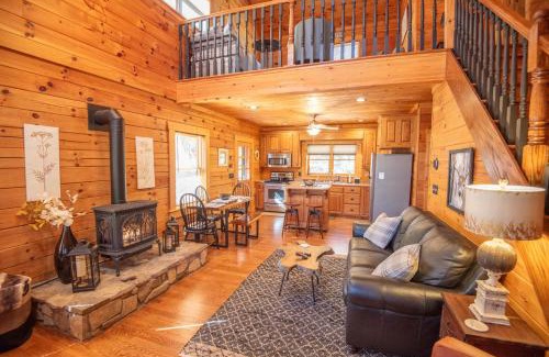 West Jefferson House | West Jefferson Cabin- Hot Tub, Fireplace, Sleeps 7