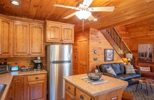West Jefferson House | West Jefferson Cabin- Hot Tub, Fireplace, Sleeps 7