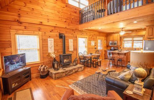 West Jefferson House | West Jefferson Cabin- Hot Tub, Fireplace, Sleeps 7