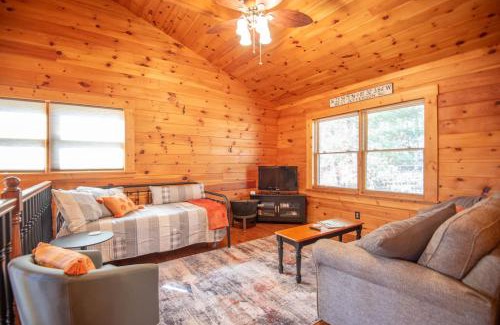 West Jefferson House | West Jefferson Cabin- Hot Tub, Fireplace, Sleeps 7