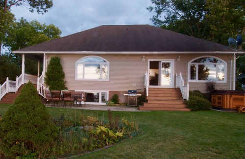 Picton Cottage | West Lake Waterfront - YomanChic Cottage