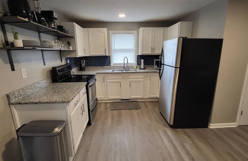 Evansville House | West Side Cottage - Cute 2 bed/1 bath, great for extended stays in Evansville!