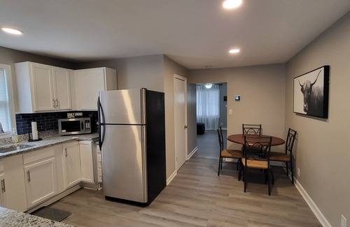 Evansville House | West Side Cottage - Cute 2 bed/1 bath, great for extended stays in Evansville!