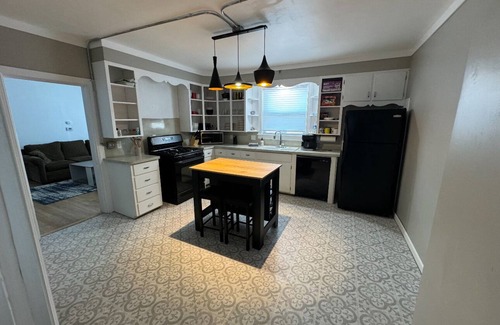 Grand Rapids House | West Side Gem. 3-bedroom house in Grand Rapids with AC, WiFi, Laundry for 6