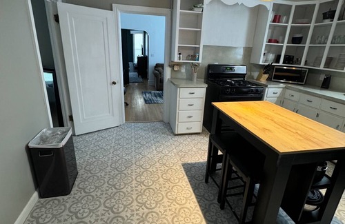Grand Rapids House | West Side Gem. 3-bedroom house in Grand Rapids with AC, WiFi, Laundry for 6