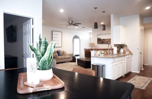 Lubbock House | West Side Raider Modern Comfort