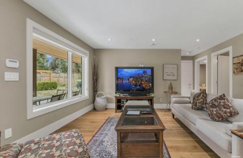 West Vancouver House | West Vancouver Cozy 2 Bedrooms Suite Garden View by Moonlight B&B