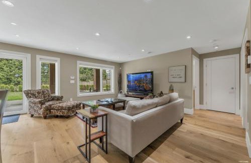 West Vancouver House | West Vancouver Cozy 2 Bedrooms Suite Garden View by Moonlight B&B