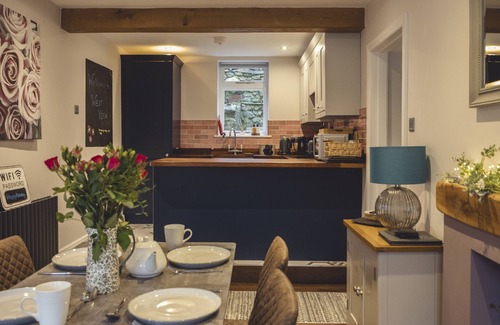 Milnthorpe Cottage | WEST VIEW, pet friendly, character holiday cottage in Milnthorpe