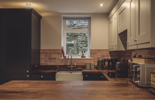 Milnthorpe Cottage | WEST VIEW, pet friendly, character holiday cottage in Milnthorpe