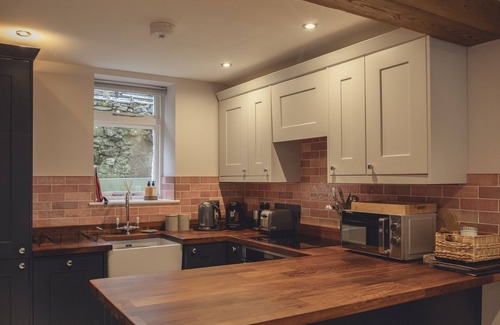Milnthorpe Cottage | WEST VIEW, pet friendly, character holiday cottage in Milnthorpe