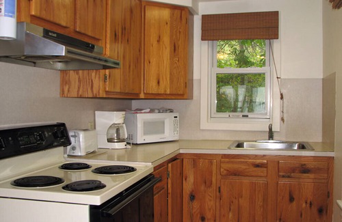 Clayton Hotel | West Winds Motel & Cottages