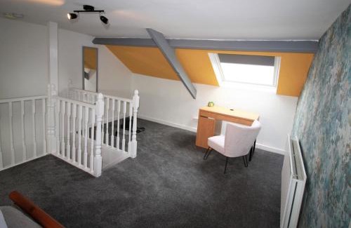 Gateshead Apartment | Westbourne - Spacious 4 bed flat with free parking