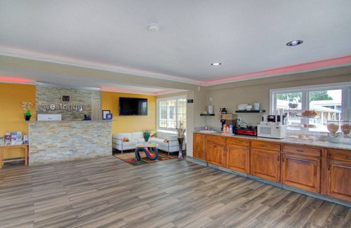 Clinton Hotel | Westbridge Inn and Suites