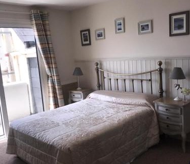 Fenit House | Westend Bar & select accommodation