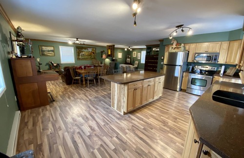 Gillette House | Western Carriage House Studio Suite- Western themed retreat- Full Kitchen & Bath