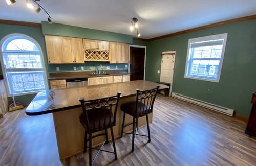 Gillette House | Western Carriage House Studio Suite- Western themed retreat- Full Kitchen & Bath