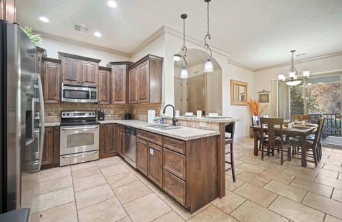 Hurricane Condo | Western Front - Rustic Charm & Comfort