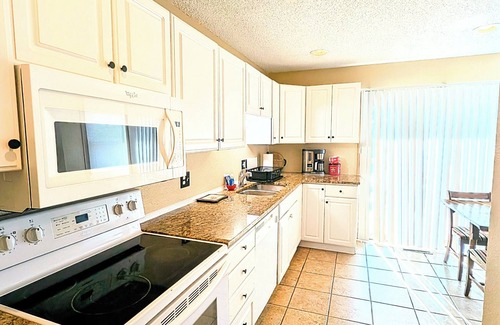 Des Moines House | Western themed 5 bedrooms 2 full baths. Walking distance to Iowa State Fair