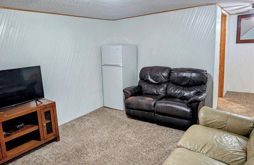 Des Moines House | Western themed 5 bedrooms 2 full baths. Walking distance to Iowa State Fair