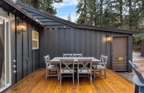Pineland House | Westlake Cabin by AvantStay Hot Tub Near Skiing Walk to Restaurants Lake