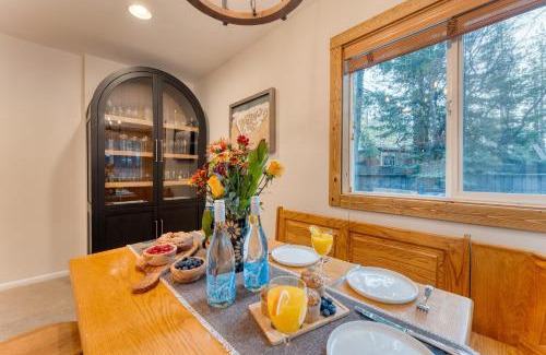 Pineland House | Westlake Cabin by AvantStay Hot Tub Near Skiing Walk to Restaurants Lake