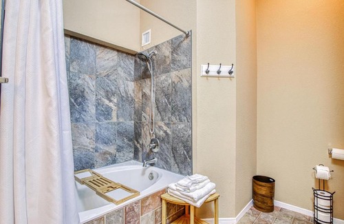 El Paso Villa | Westside Villa, 3bd 2bth, Beautiful yard, Home Gym