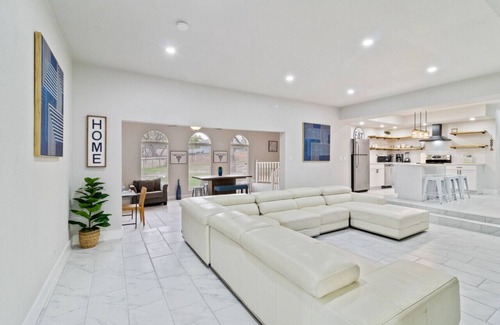 Whispering Oaks House | WeWelcome You to our 7 Bedroom 4 Bathroom Home