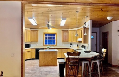 Harpers Ferry Cabin | Wexford Hollow. 6 Bedroom Cabin w/Pool & Hot Tub