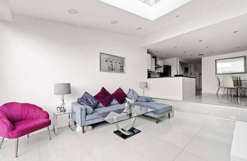 Weybridge House | Weybridge House