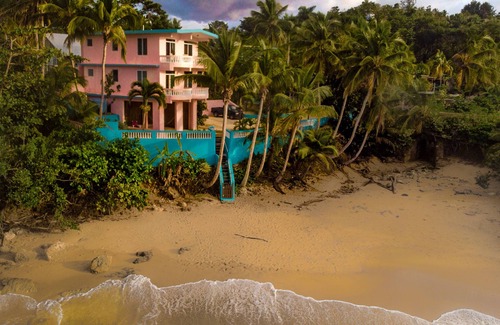 Puntas Apartment | Whale Watcher Beachfront at Pools Beach with Amazing Views