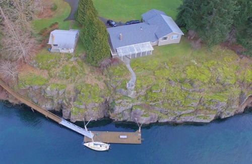 Quathiaski Cove Cottage | Whales and eagles out your front door! Stunning ocean views, private and quie