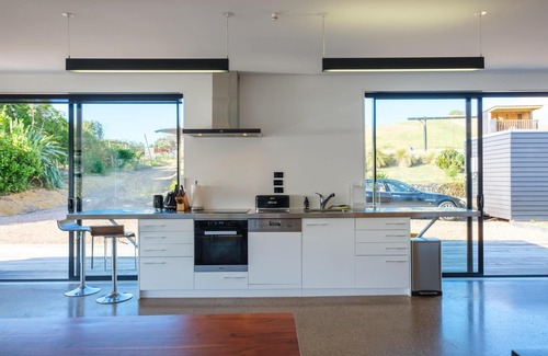 Omiha House | Wharetana Bay Villa - Wharetana Bay Villa is a luxury one-bedroom, one-bathroom villa with an attached one-bedroom, one-bathroom sleepout making the property perfect for two couples or small family groups.