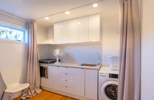 Omiha House | Wharetana Bay Villa - Wharetana Bay Villa is a luxury one-bedroom, one-bathroom villa with an attached one-bedroom, one-bathroom sleepout making the property perfect for two couples or small family groups.