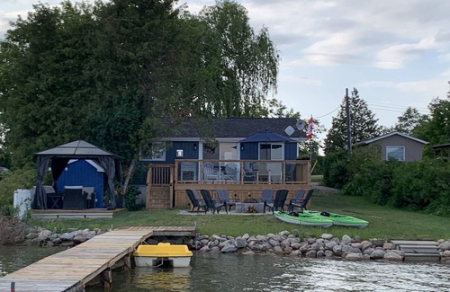 Valentia Cottage | What A View Cottage - Kawartha Lakes Waterfront - 3 Bedroom - Great Swimming !