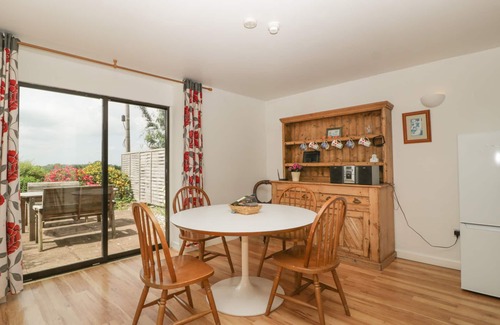 Leominster Cottage | WHEELBARROW COTTAGE, pet friendly, with a garden in Leominster