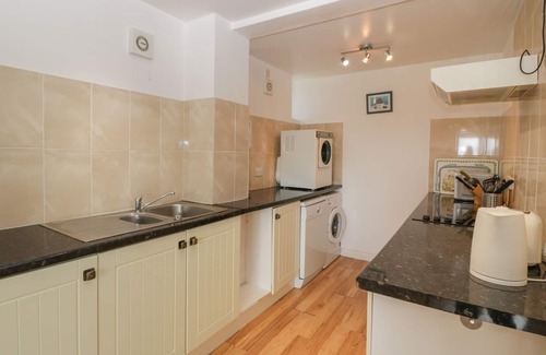 Leominster Cottage | WHEELBARROW COTTAGE, pet friendly, with a garden in Leominster