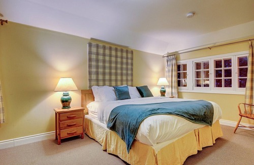 Georgina Ski Chalet | Wheelchair accessible Relaxing cozy Chalet (Leacock)