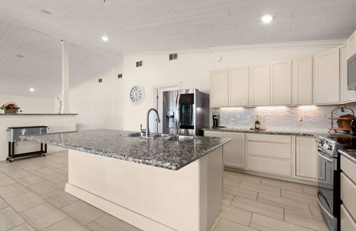 Cottonwood Shores House | Where adventure meets relaxation-Lakeview Retreat