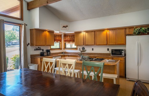 Weatherford House | Where You’ll Have the Most Fun! Minutes’ Drive to Peek-A-Boo Petting Zoo