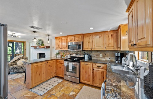 Murchison House | Whimsical Lake Retreat! Kayak, SUP, Arcade, maui mat! Canton/Tyler Sleeps 11