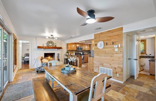 Murchison House | Whimsical Lake Retreat! Kayak, SUP, Arcade, maui mat! Canton/Tyler Sleeps 11