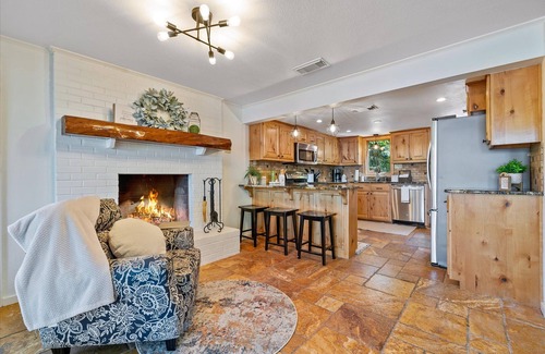 Murchison House | Whimsical Lake Retreat! Kayak, SUP, Arcade, maui mat! Canton/Tyler Sleeps 11