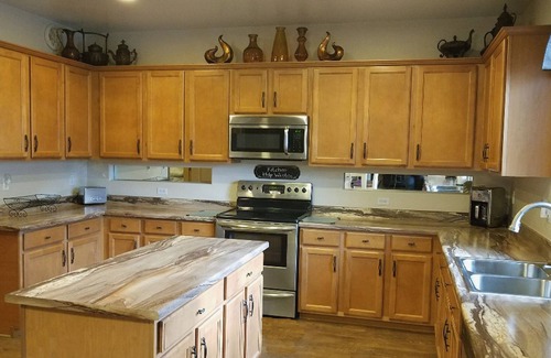 Centerra House | WHIMSICAL TRAVELERS RETREAT Location1/2 mi GYBall park! BUDGET FRIENDLY!