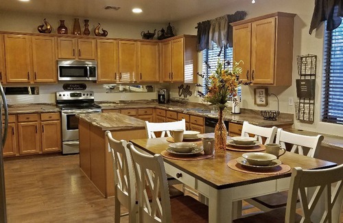 Centerra House | WHIMSICAL TRAVELERS RETREAT Location1/2 mi GYBall park! BUDGET FRIENDLY!
