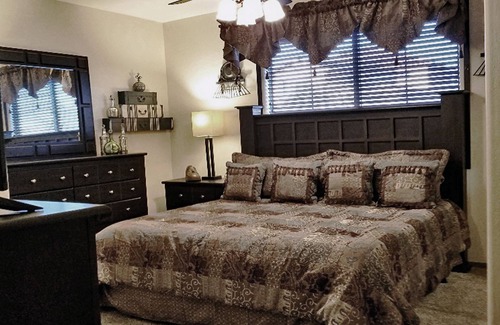 Centerra House | WHIMSICAL TRAVELERS RETREAT Location1/2 mi GYBall park! BUDGET FRIENDLY!