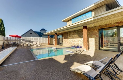 Moline Hotel | Whirlpool, Fireplace, Theme Suite, Stoney Creek Quad Cities, Pool