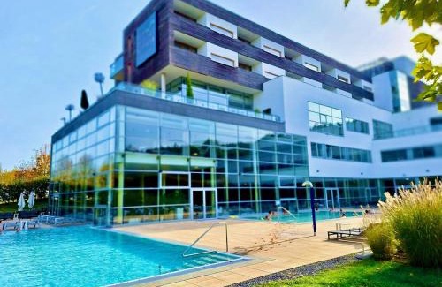 Bad Waltersdorf Apartment | WHIRLPOOL-SUITE AMADEUS - Weitblick - Golf & Wellness - direkter Bademantelgang - ADULTS ONLY