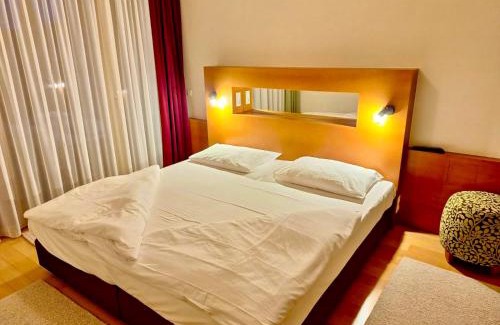 Bad Waltersdorf Apartment | WHIRLPOOL-SUITE AMADEUS - Weitblick - Golf & Wellness - direkter Bademantelgang - ADULTS ONLY